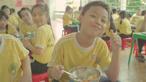 学校給食を食べる子供