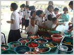 学校食堂で昼食を買う生徒たち