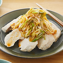 鶏肉のうま辛ネギソースかけ