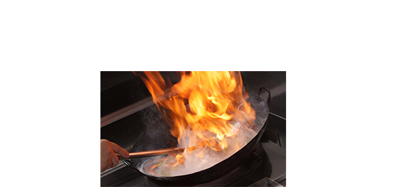 中華甘みそを香ばしく炒めて香りを出すのがシェフの技。
