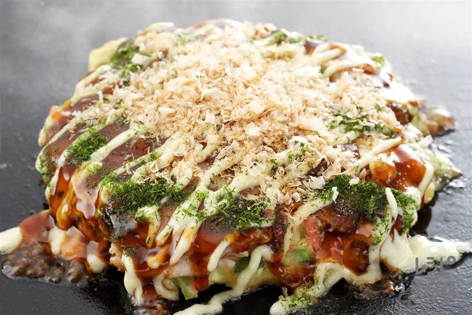 お好み焼きの盛り付け参考の料理写真です