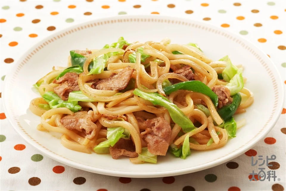 やきうどんの盛り付け参考の料理写真です