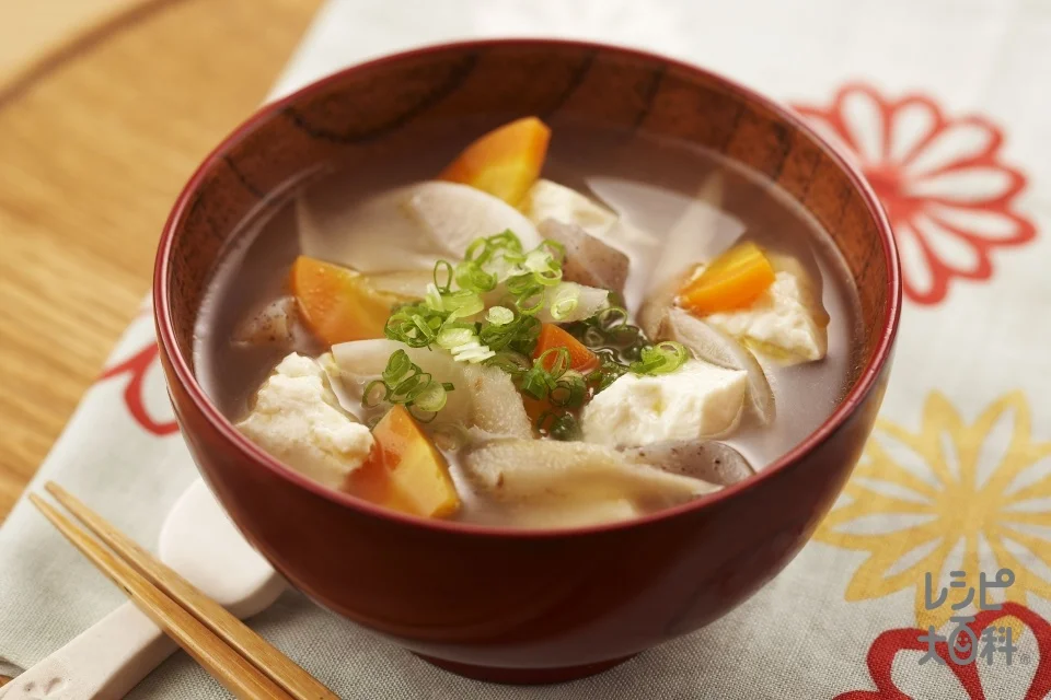 けんちん汁の盛り付け参考の料理写真です