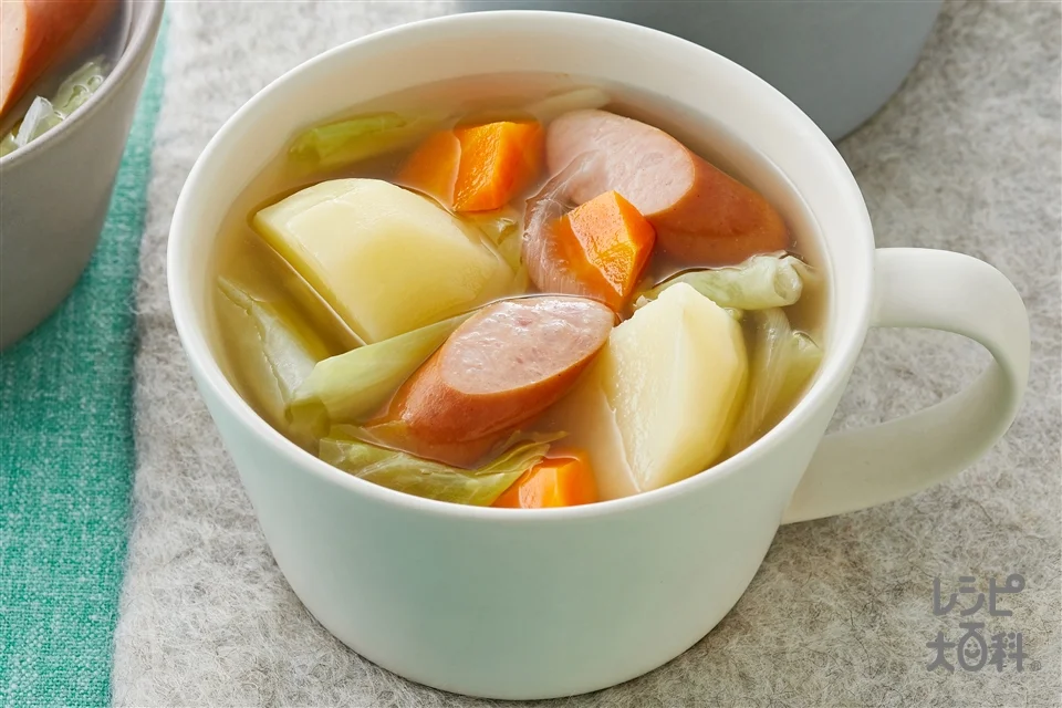 コンソメスープの盛り付け参考の料理写真です