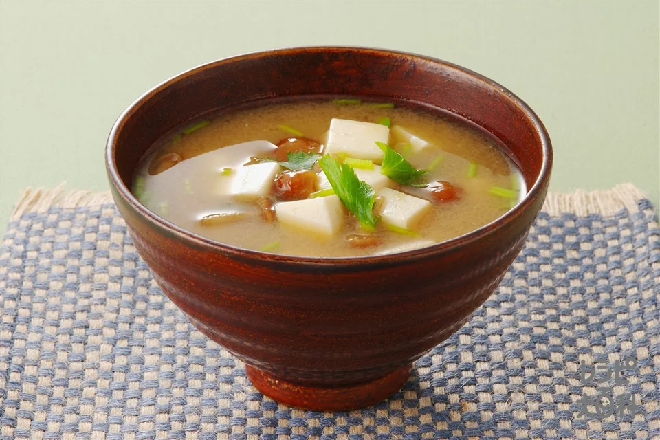 なめこと豆腐のみそ汁の盛り付け参考の料理写真です