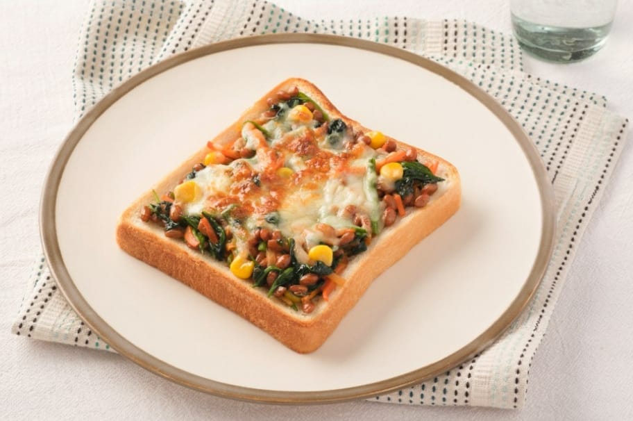 納豆とほうれん草の和チーズトースト