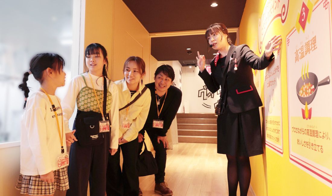 展示見学風景