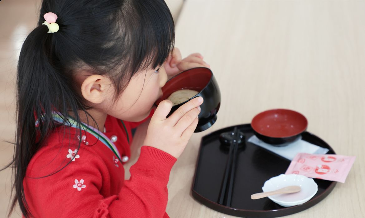 ほんだしの味噌汁試飲している画像