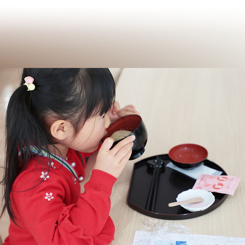 ほんだしの味噌汁試飲している画像