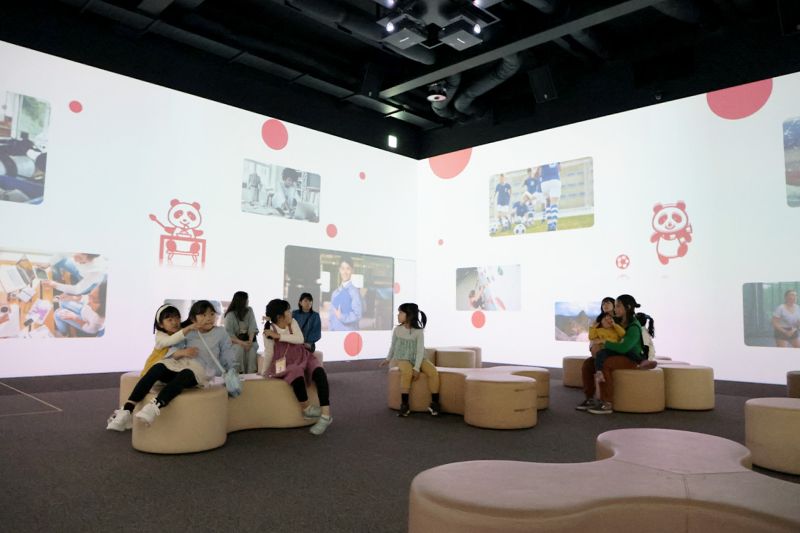 360度スクリーンの迫力映像から工場見学に出発