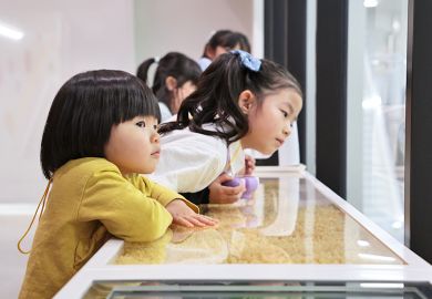 見学コースに参加している画像