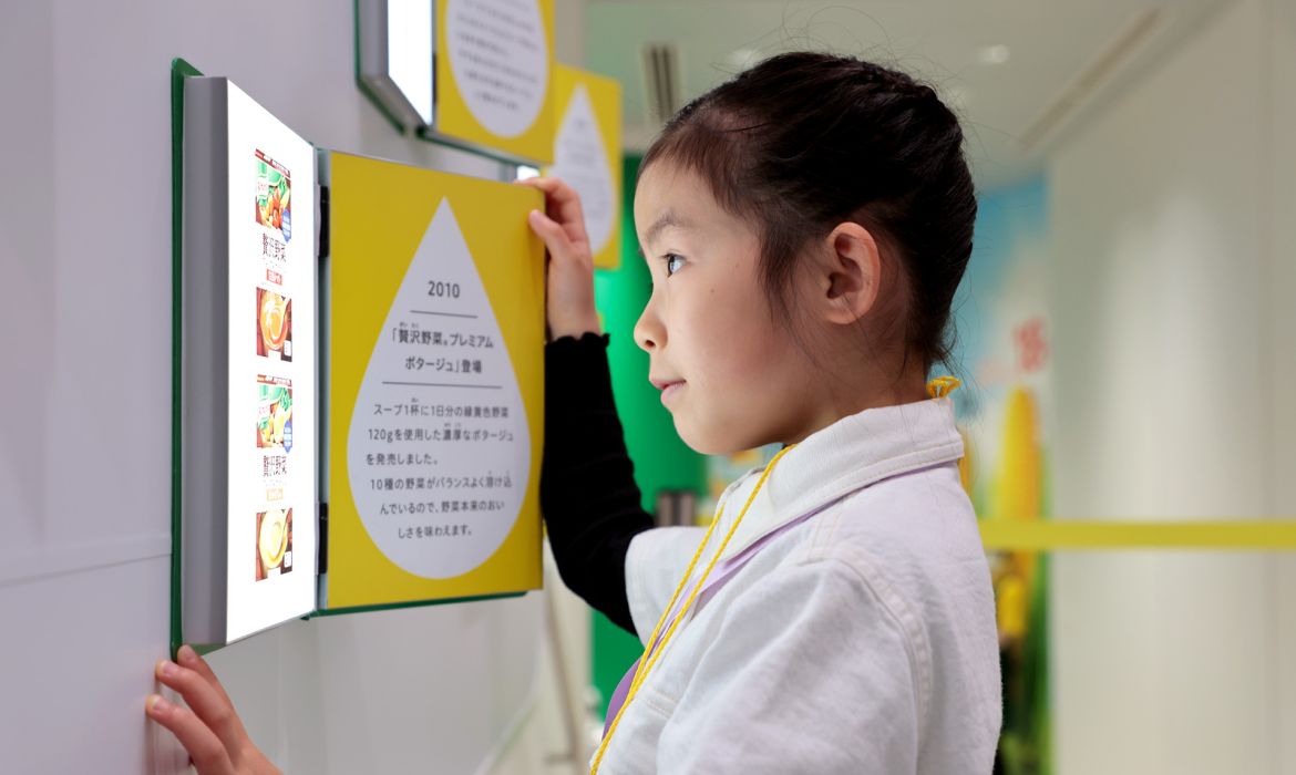 クノールスープの歴史の展示物を見ている画像