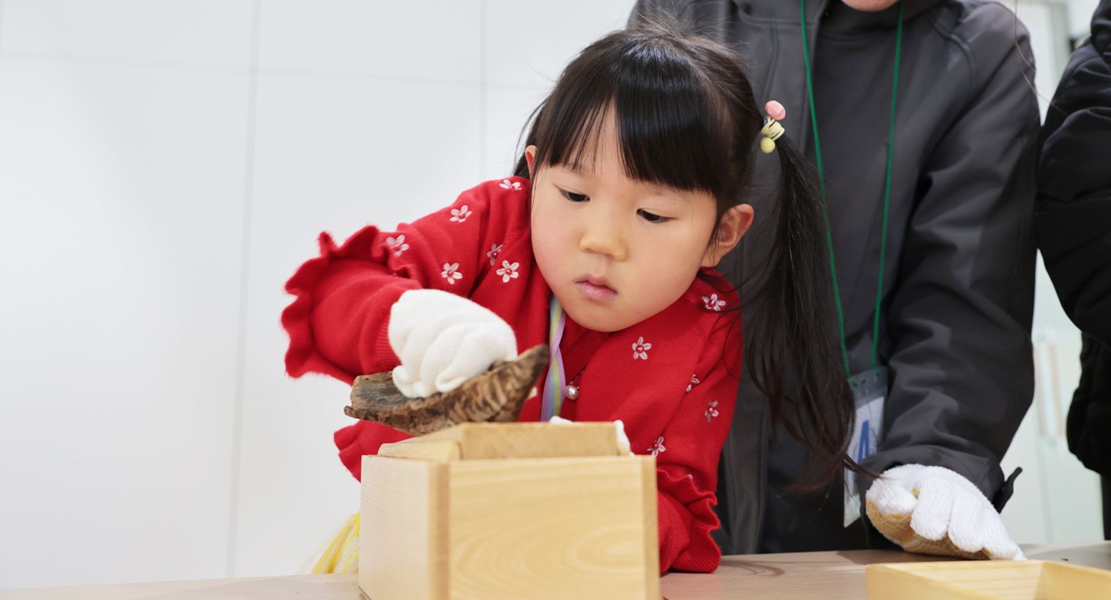 かつお節削り体験をする子供の画像