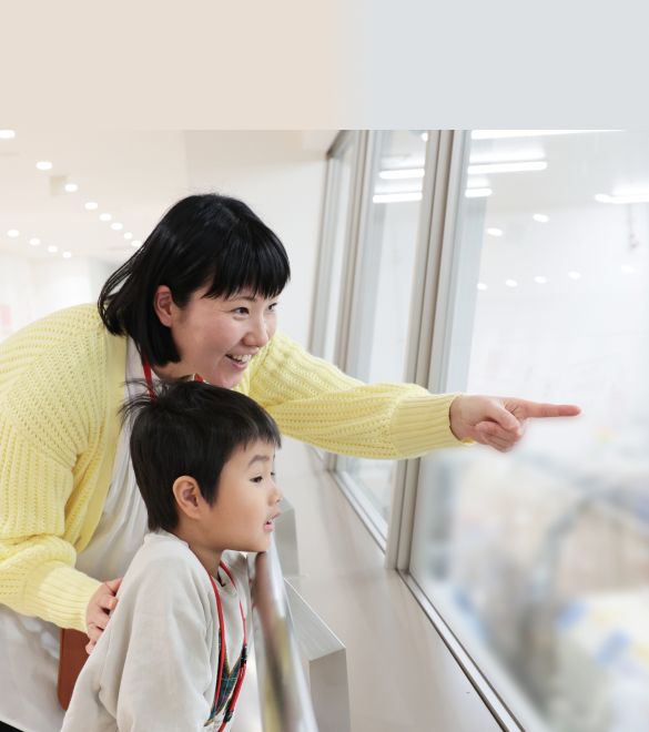 工場を見て回る子供の画像