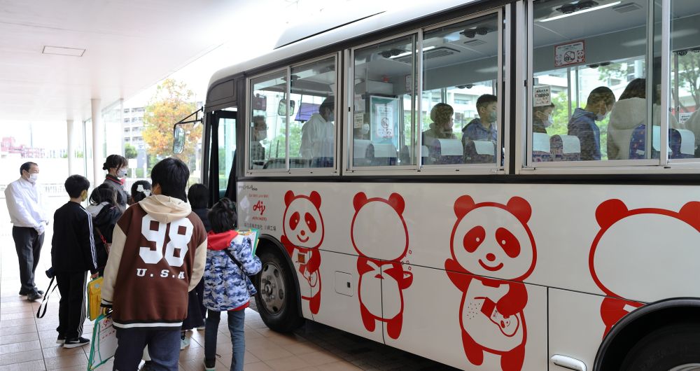 「アジパンダ®」バスで工場内を周遊