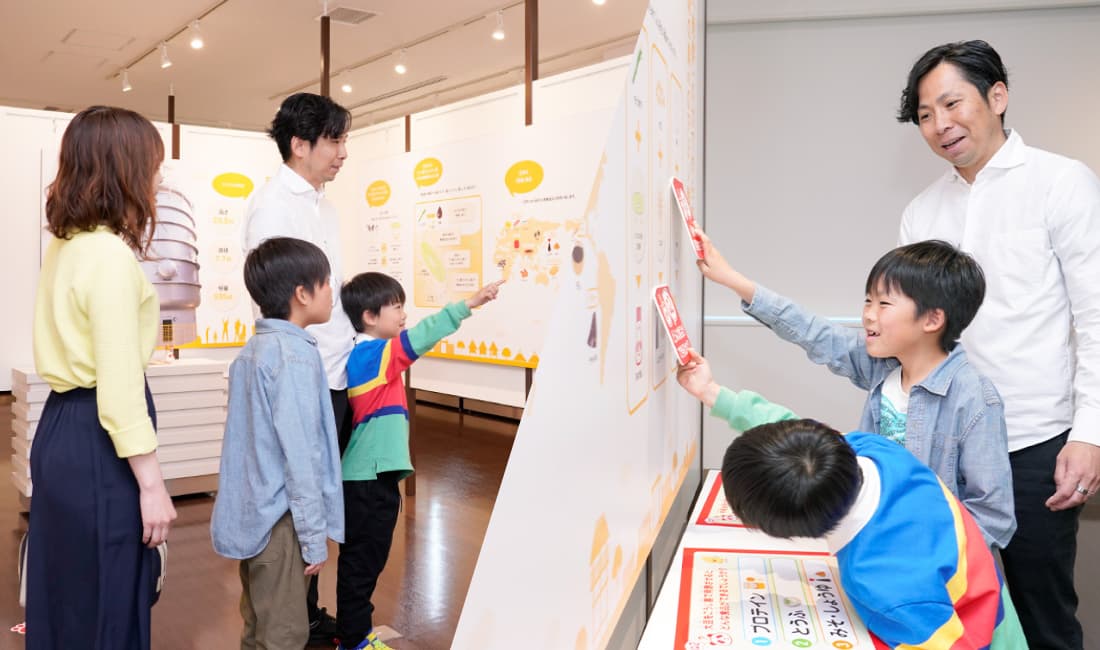 展示見学風景