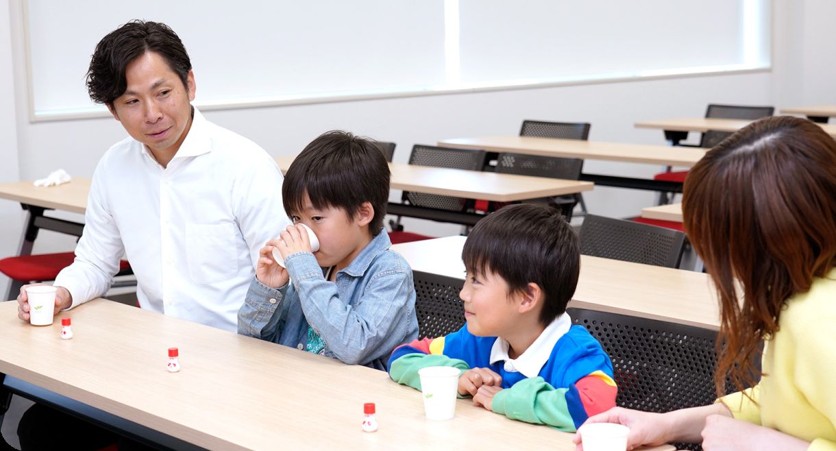 味の素の試食をする子供の画像