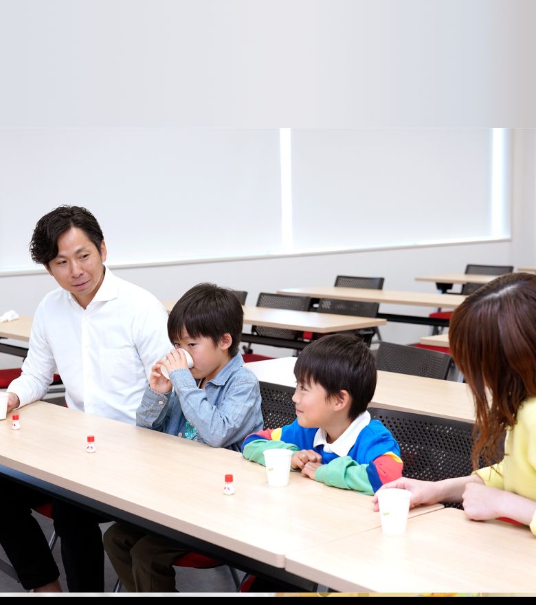 味の素の試食をする子供の画像