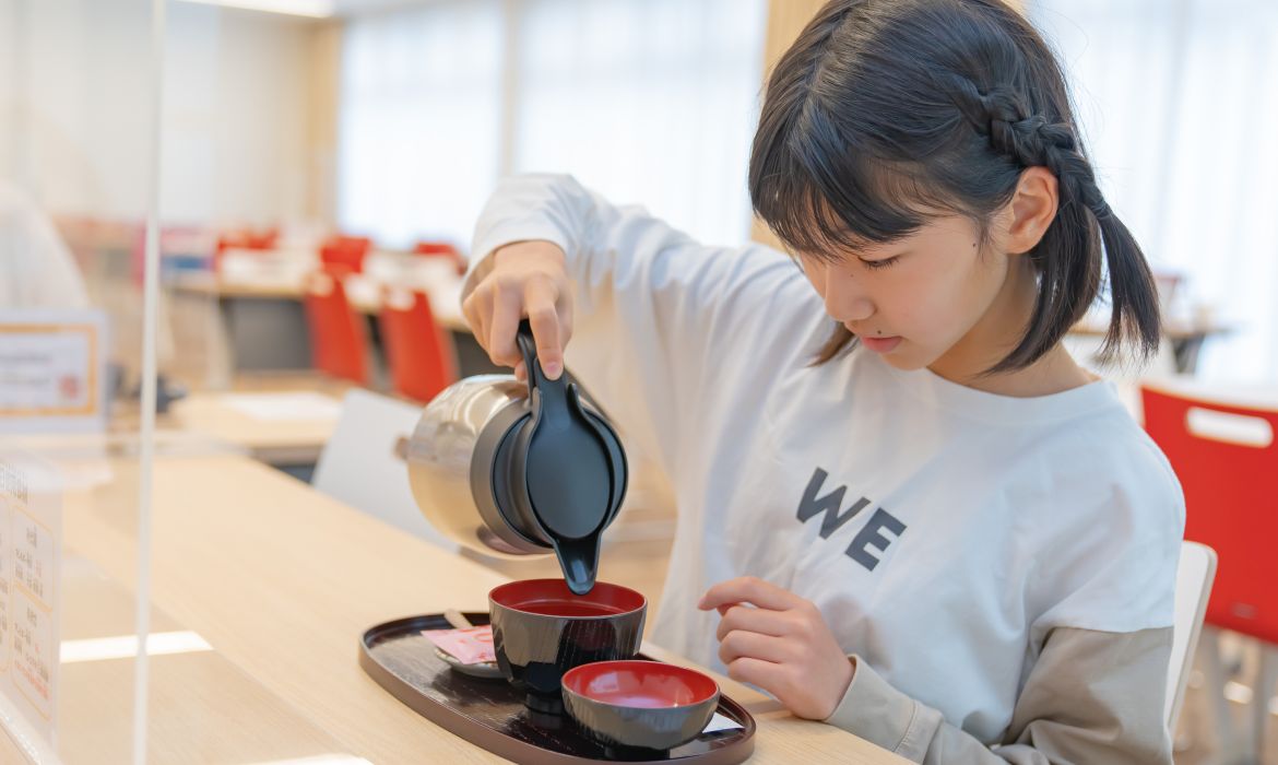 ほんだしの味噌汁試飲している画像