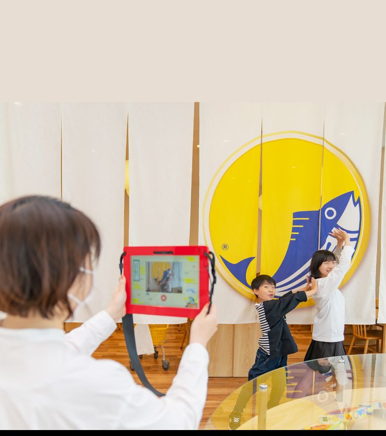 子供の写真撮影をしている画像