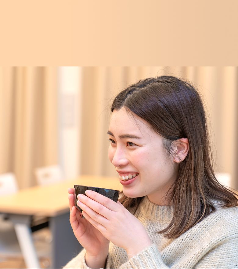 味噌汁の試飲をしている画像