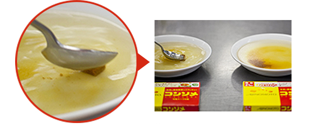 「味の素KKコンソメ」固形タイプの溶けやすさの比較。改訂後の製品（写真右）はお湯をそそぐとすぐに溶け出し、スプーンで軽く押しただけでくずれるが、改訂前の製品（写真左）はスプーンで押してもくずれにくい。