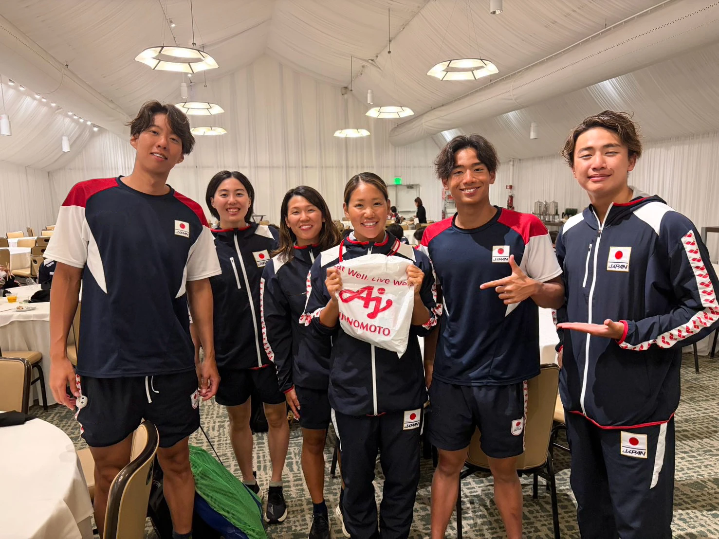 製品を受け取ったTEAM JAPANの選手たち