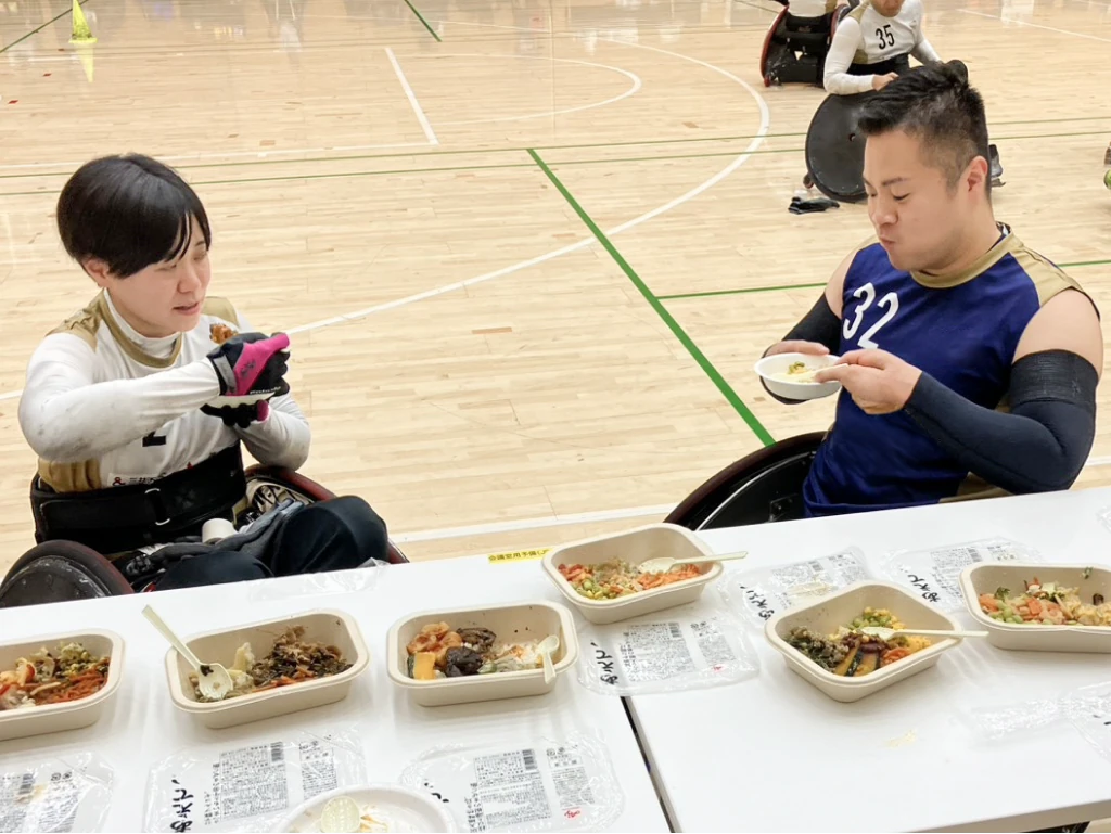 お弁当を試食する選手たち