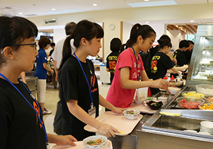 ｢勝ち飯®」食堂で昼食