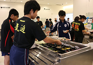 ｢勝ち飯®」食堂で昼食