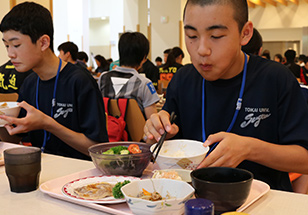 ｢勝ち飯®」食堂で昼食